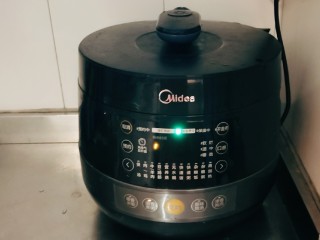 11、山药枸杞粥,扣上盖子  按下煮粥功能键