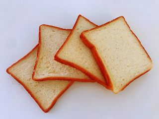 1、鸡胸肉三明治,所有食材全部准备好,面包片最好选择全麦的,不知道大家有没有注意到,市面上有很多全麦面包,详细看配料表,他里面含有的不是全麦粉反而是麸皮,所以在购买的时候一定要看仔细哦,不然会得不偿失,拿了同样的钱,却买不到同等价位的产品。