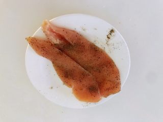2、鸡胸肉三明治,鸡胸肉切成薄片,放上盐,黑胡椒,料酒腌制30分钟。