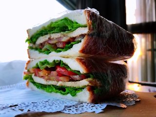 7、鸡胸肉三明治,营养丰富,好吃而又制作简单的三明治就完成啦!里面的肉也可以换成牛肉或者鸡蛋,看自己的选择,或者看自己喜欢吃的口味,或者自己手边有哪些食材。