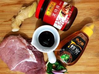 1、叉烧肉,把材料准备好，香葱洗干净，打成葱结