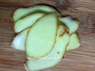 2、叉烧肉,老姜洗刷干净，不用去皮切成薄片备用