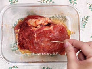 3、叉烧肉,梅菜肉洗干净用厨房纸巾吸干水分，先用牙签在梅花肉上戳上小孔，以便肉更好的入味