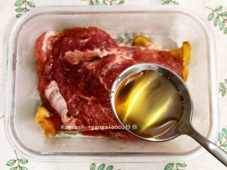 4、叉烧肉,放在保鲜盒同，加入1勺蜂蜜