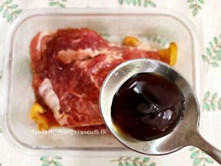 5、叉烧肉,加入2勺蚝油