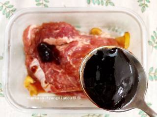 6、叉烧肉,然后加入3勺的叉烧酱