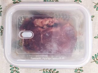 8、叉烧肉,盖上盖子放置于凉处静置2小时左右