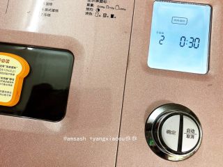 9、叉烧肉,面包机调到烘焙功能，先启动烘烤，这样可以提前预热，烘烤调至30分钟就可以开始了