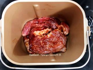 10、叉烧肉,先预热了5分钟之后把肉码在面包机桶内，盖上盖子开始烘烤