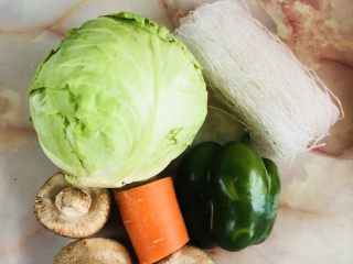 1、卷心菜炒粉丝,准备材料
