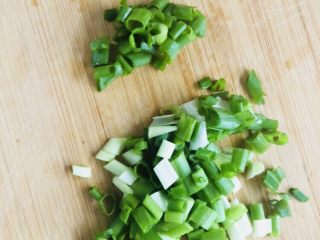 9、卷心菜炒粉丝,小葱切成葱花,大部分出锅前撒,分一点出锅后撒。