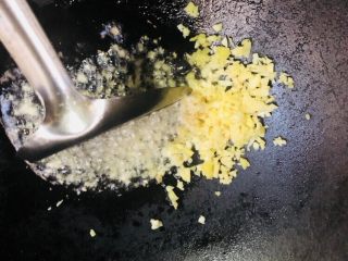 12、卷心菜炒粉丝,小火爆香姜蒜末