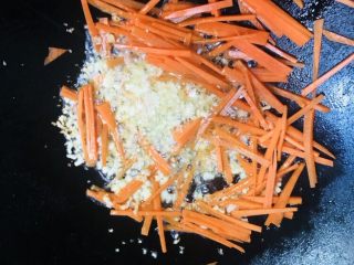 13、卷心菜炒粉丝,加入胡萝卜翻炒几下