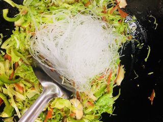 17、卷心菜炒粉丝,卷心菜炒软至变色后加入粉丝翻炒