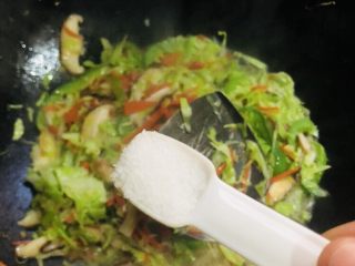 19、卷心菜炒粉丝,水分吸收差不多后开始调味,先加入适量盐