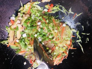 22、卷心菜炒粉丝,翻炒均匀后加入葱花继续翻炒均匀后出锅