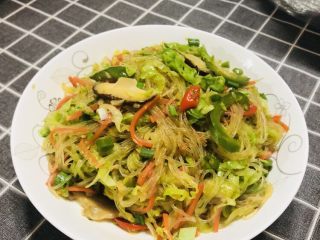 23、卷心菜炒粉丝,出锅后在表面撒点葱花。