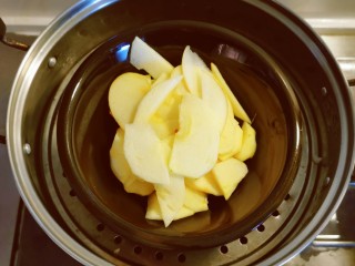 5、苹果饼,放入蒸锅蒸10分钟