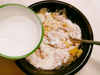 11、苹果饼,搅拌成黏糊状 如果干了添加适量清水