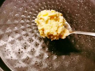 12、苹果饼,煎烤机刷一层油 用勺子将苹果糊放入烤盘