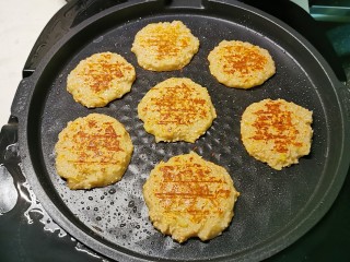 14、苹果饼,上下盘同时加热2分钟  关掉上盘的加热功能