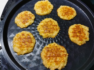 15、苹果饼,煎烤机继续工作2分钟  此时上盘还有余温 两面金黄 