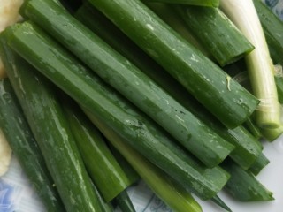 2、啤酒小龙虾,葱切断备用