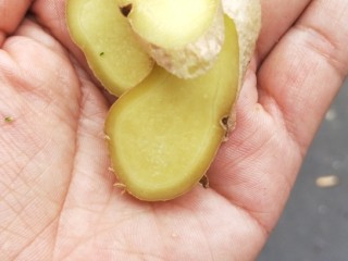 4、啤酒小龙虾,生姜切片备用。