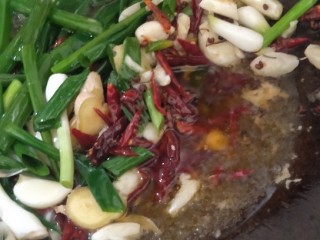 6、啤酒小龙虾,油锅烧热放入准备好的材料，葱  姜  蒜  辣椒。