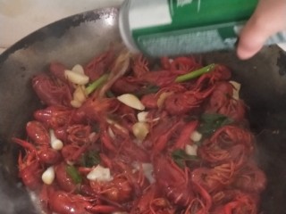 8、啤酒小龙虾,加入啤酒翻炒均匀。在加入，盐。鸡精等  小火收汁。