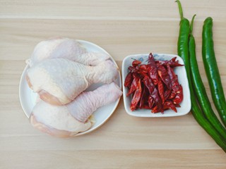1、麻辣干锅鸡,今天的配菜准备了青辣椒，也可以准备自己喜欢吃的芹菜。