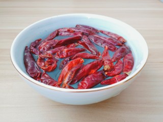 2、麻辣干锅鸡,干辣椒放碗里加适量的温水泡发【泡过的干辣椒再炒的时候不会糊掉。】