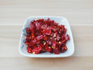3、麻辣干锅鸡,泡好的干辣椒用剪刀剪成小段。