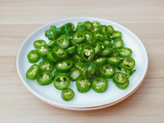 4、麻辣干锅鸡,青辣椒切成辣椒圈。