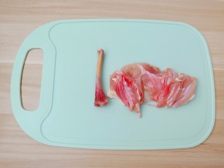 5、麻辣干锅鸡,先在鸡腿根部划一圈，把鸡腿肉往下面拨就出来了。