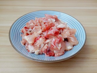 6、麻辣干锅鸡,去骨的鸡腿肉切成小丁。