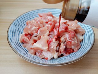 7、麻辣干锅鸡,加生抽2勺。