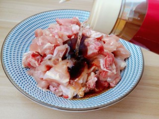 8、麻辣干锅鸡,加蚝油一勺。加料酒2勺。