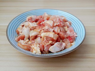 9、麻辣干锅鸡,带上一次性手套抓均匀，让调味料吸收到鸡丁里，腌制15分钟。