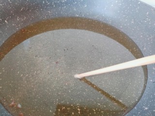 11、麻辣干锅鸡,锅里多放一点油，油温用筷子试一下，筷子周围冒小泡就可以。