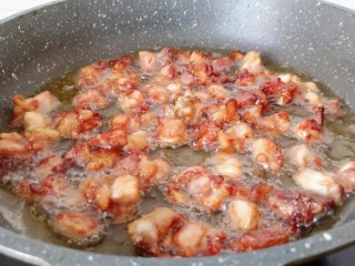 12、麻辣干锅鸡,把鸡丁一次性倒入锅里，用筷子拨散，开中火油炸。