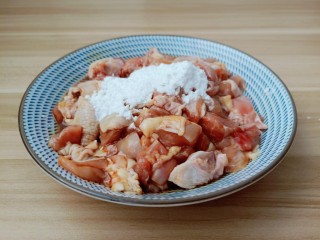 10、麻辣干锅鸡,腌制好的鸡腿加三勺玉米淀粉抓均匀。