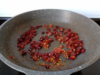 13、麻辣干锅鸡,锅里留一点底油，放入郫县豆瓣酱小火炒香。再加入辣椒圈翻炒。