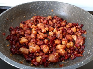 14、麻辣干锅鸡,带辣椒炒出香辣味，放鸡丁翻炒。