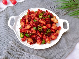 16、麻辣干锅鸡,鸡肉肉质细嫩，滋味鲜美。