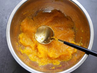 4、南瓜饼,用勺子压成泥。