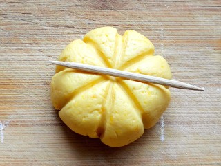 11、南瓜饼,用牙签压出花纹。