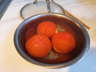 2、番茄肉圆汤,划十字刀，加入开水。浸泡五分钟。