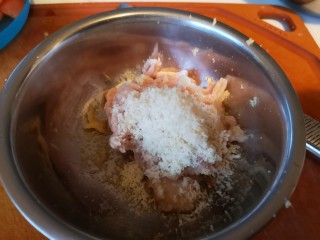 5、番茄肉圆汤,鸡肉馅儿加姜末。