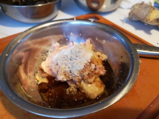 6、番茄肉圆汤,再加入胡椒粉，盐，生抽。